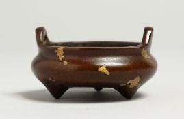 A SMALL CIRCULAR TWO HANDLED GOLD SPLASH CENSER. 2ins diameter