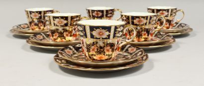 A SET OF SIX ROYAL CROWN DERBY JAPAN PATTERN CUPS, SAUCERS, AND SIDE PLATES (18)