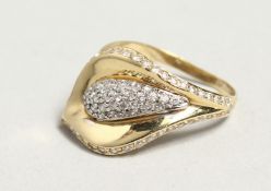 A 14CT GOLD DIAMOND RING.