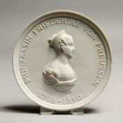 A CONTINENTAL PORCELAIN CIRCULAR PLAQUE, Prinzessin Friederike von Preussen, 1796 - 1850. 3.75ins