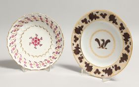 A WORCESTER, FLIGHT AND BARR PORCELAIN ARMORIAL PLATE, white ground with gilt and brown grape and