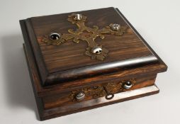 A VERY GOOD REGENCY ROSEWOOD SQUARE SHAPED GAMES BOX, the top with a brass cross and four onyx