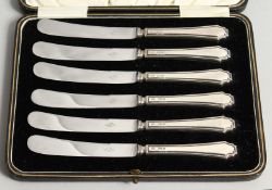 A SET OF SIX SILVER HANDLED TEA KNIVES in a fitted case. Sheffield, 1931.