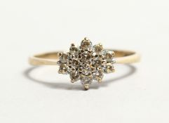 A 18CT GOLD AND DIAMOND CLUSTER RING.