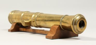 A GOOD CAST BRONZE STARTER CANNON. 16in long on a wooden stand, oak from HMS VICTORY.