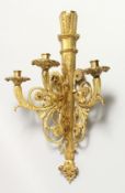 A GOOD ORMOLU BRONZE WALL LIGHT, with a quiver of arrows finaial, three scrolling branches with