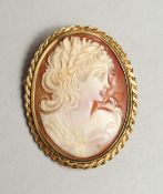 AN OVAL GOLD CAMEO BROOCH