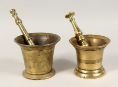 TWO 19TH CENTURY BRASS PESTLE AND MORTARS. 4.5ins & 5ins diameter