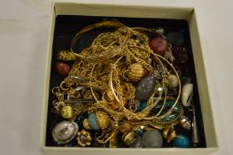 A box of bijouterie.