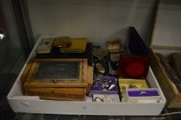 A quantity of costume jewellery and other collectables.
