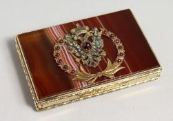 A SUPERB RUSSIAN 14CT GOLD AND AGATE SNUFF BOX, the lid with Russian eagle in diamonds and