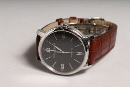 A GENTLEMAN'S BAUME AND MERCIER WRISTWATCH AUTOMATIC, No. 4672068, with leather strap, in a
