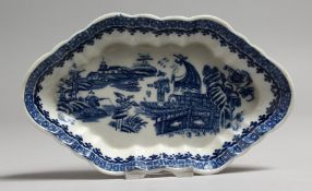 AN 18TH CENTURY CAUGHLEY SPOON TRAY, decorated with two scenes of a Chinoiserie oriental figure in a