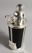A NOVELTY GOLF BAG COCKTAIL SHAKER.