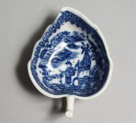 AN 18TH CENTURY CAUGHLEY LEAF SHAPED PICKLE DISH, decorated with a Chinoiserie oriental figure in