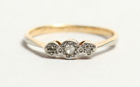 A 18CT GOLD THREE STONE DIAMOND RING.