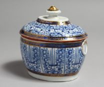 AN 18TH CENTURY WORCESTER SUCRIER AND COVER painted with the Royal Lily pattern, so-called after