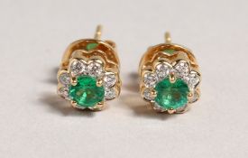 A GOOD PAIR OF 18CT YELLOW GOLD, EMERALD AND DIAMOND CLUSTER EARRINGS.