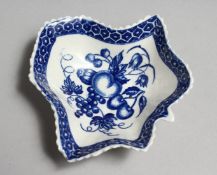 AN 18TH CENTURY WORCESTER LEAF SHAPED PICKLE DISH decorated with fruit under a cell border,