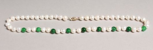 A 14CT GOLD, PEARL AND JADE NECKLACE.