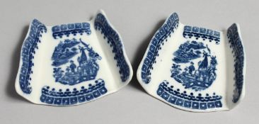 A PAIR OF 18TH CENTURY CAUGHLEY ASPARAGUS SERVERS, decorated with Chinoiserie oriental figure in a