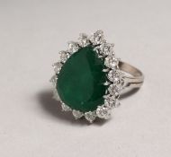 A SUPERB 18CT WHITE GOLD TEARDROP EMERALD RING surrounded by diamonds.