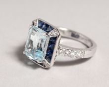 A SUPERB 18CT WHITE GOLD, AQUAMARINE, SAPPHIRE AND DIAMOND SET DECO DESIGN RING.