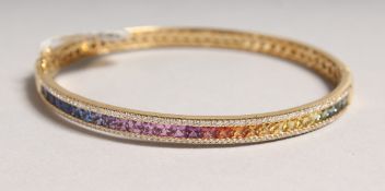 A SUPERB 18CT YELLOW GOLD, NATURAL SAPPHIRE AND DIAMOND BANGLE.