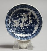 AN 18TH CENTURY CAUGHLEY EGG STRAINER, with leaf handle decorated with a Chinoiserie oriental figure