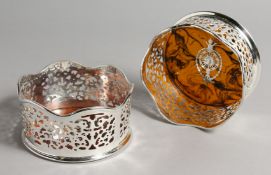 A PAIR OF PLATE AND FAUX TORTOISESHELL COASTERS.