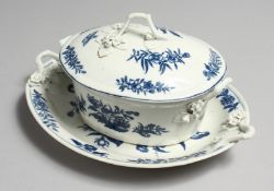 AN 18TH CENTURY WORCESTER FINE BUTTER TUB, COVER AND STAND, with twig handles decorated with