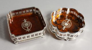 TWO PLATE AND FAUX TORTOISESHELL COASTERS.