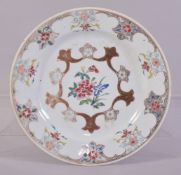 A CHINESE FAMILLE ROSE PORCELAIN PLATE, decorated with flowers and stylised floral motifs, 23cm
