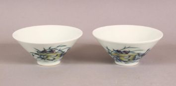A PAIR OF 19TH / 20TH CENTURY CHINESE DOUCAI DECORATED PORCELAIN CUPS - decorated with ducks in