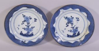 A PAIR OF CHINESE BLUE AND WHITE PORCELAIN DISHES, 21cm diameter, (af).