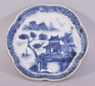 A CHINESE BLUE AND WHITE PORCELAIN SPOON TRAY, 14cm diameter.