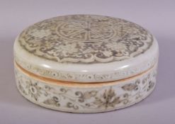 A LARGE CHINESE YUAN STYLE CIRCULAR BOX AND COVER, decorated floral motifs, 22cm diameter.