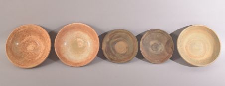 FIVE CHINESE EARTHENWARE POTTERY BOWLS, various sizes (5).