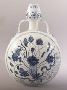 A CHINESE BLUE & WHITE TWIN HANDLE PORCELAIN MOON FLASK - Decorated in simple taste depicting