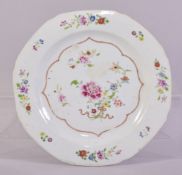 A CHINESE FAMILLE ROSE PORCELAIN PLATE, the centre with floral spray and gilt highlights, 22.5cm