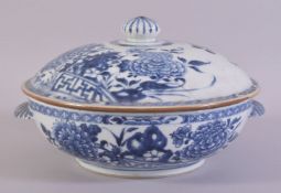 A CHINESE BLUE AND WHITE PORCELAIN CIRCULAR TUREEN AND COVER, painted with native flora, the