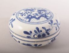 A CHINESE BLUE AND WHITE CIRCULAR BOX AND COVER, 12cm diameter.