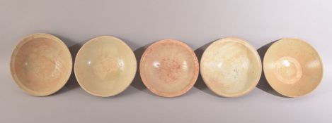 FIVE CHINESE EARTHENWARE POTTERY BOWLS, various sizes (5).