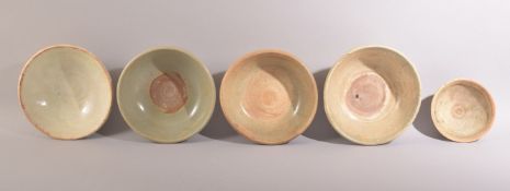 FIVE CHINESE EARTHENWARE POTTERY BOWLS, various sizes (5).
