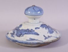A LARGE CHINESE BLUE AND WHITE MING PORCELAIN URN COVER, inner rim diameter 15.5cm, overall 21cm