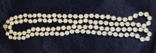 Cultured pearl necklace with gold bauble clasp marked JKa 750, drop length 46cm (total length 92cm /