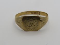 A 9ct gold mens signet ring engraved with an M, hallmarked 375, size X, 3.1g.