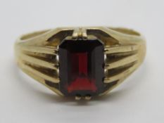 A mens garnet ring, octagonal cut (approx 8.9 x 6.7 x 3.9mm), hallmark indistinct, size S, 4g.