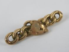 A 9ct gold bar brooch in the form of chain and heart padlock, stamped 9ct, 4.5cm wide, 1.8g.