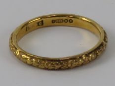 A 9ct gold ring having floral carving to the band, hallmarked 375, 1.7g.